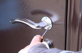 Замена дверной ручки металлической двери в Нефтекамске